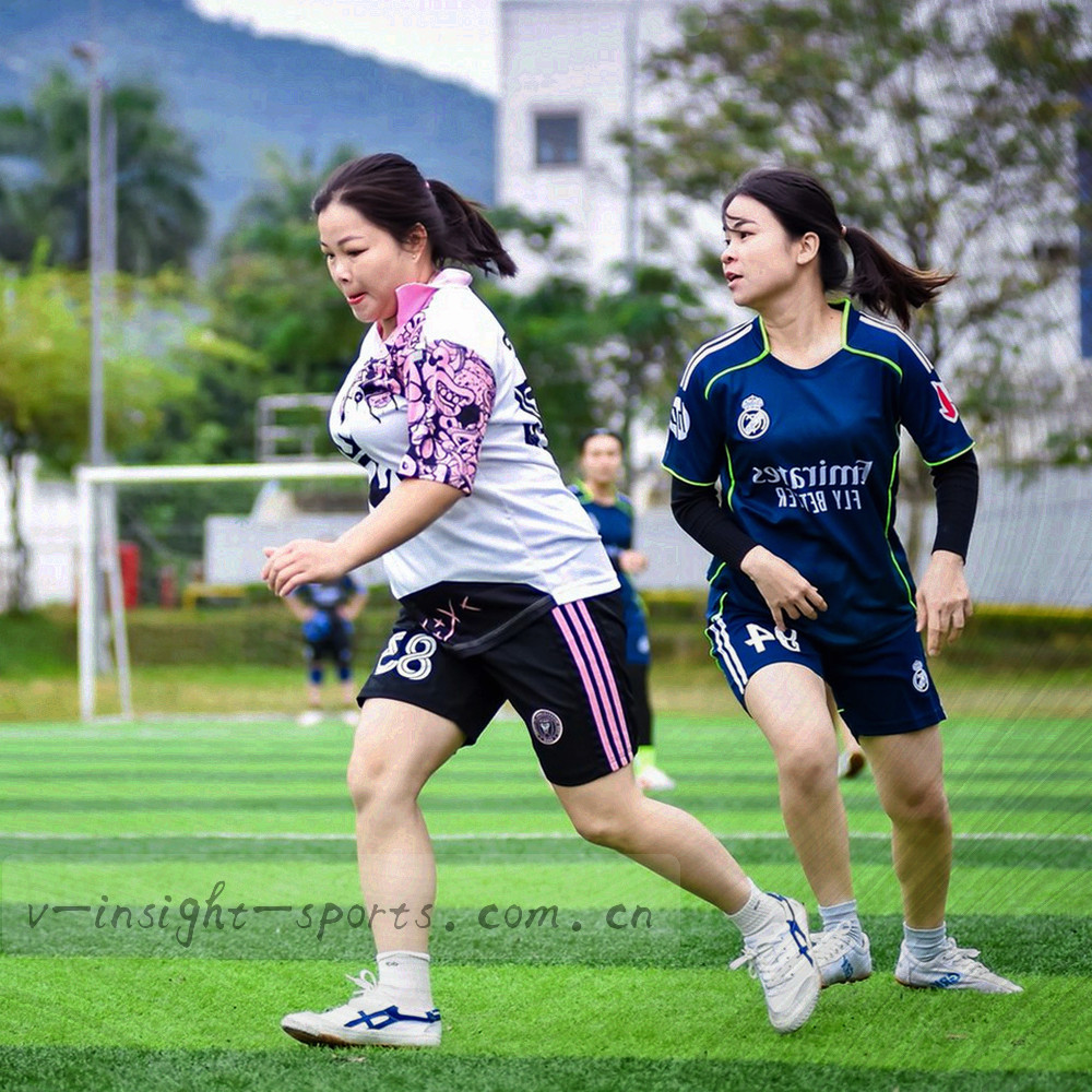 三个节点连线的抽象结构图，代表赛事数据、专栏编辑与视觉呈现三个小组的协作关系