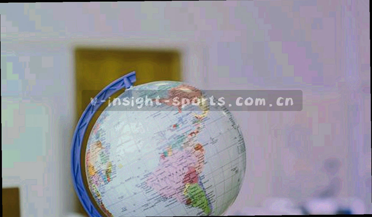 夜间看台剪影与记分牌光斑的抽象图形，冷灰与暖橘配色